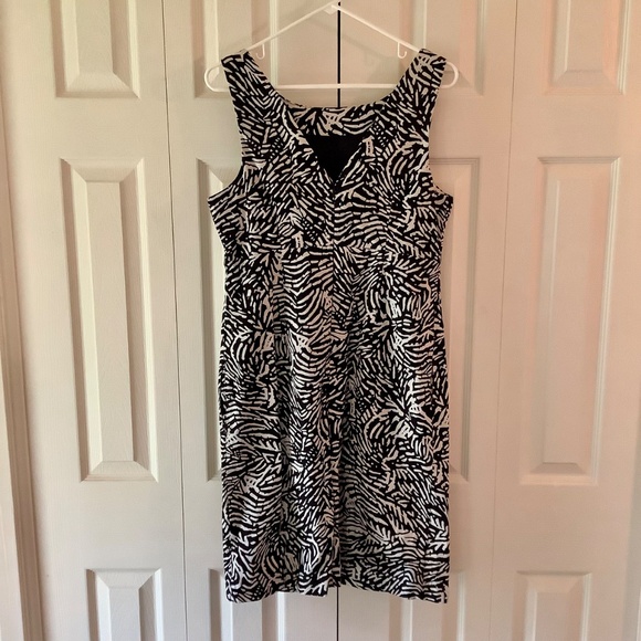Black &White Pattern Shift Dress - Picture 3 of 10